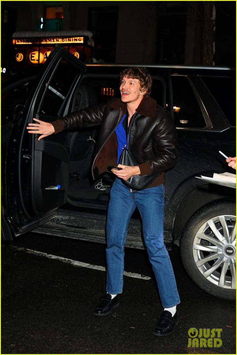 connor storrie all smiles while arriving for saturday night live cast dinner 055285858