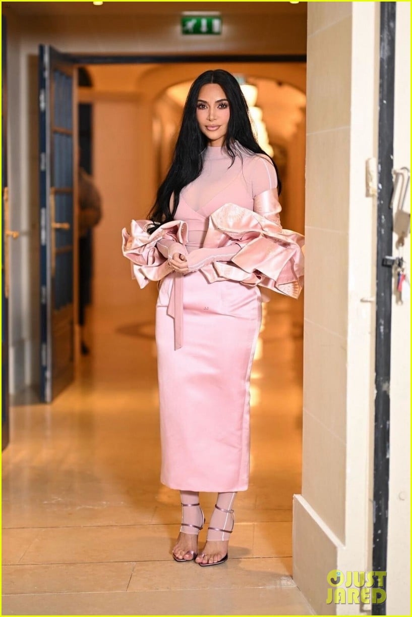 kim kardashian hangs out with lewis hamilton in paris 025275131