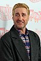 luke wilson shows off blonde hairdo at los angeles christmas parade 03